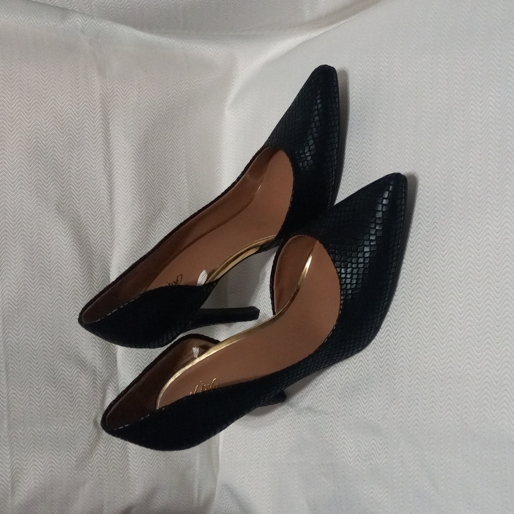 Black pumps target